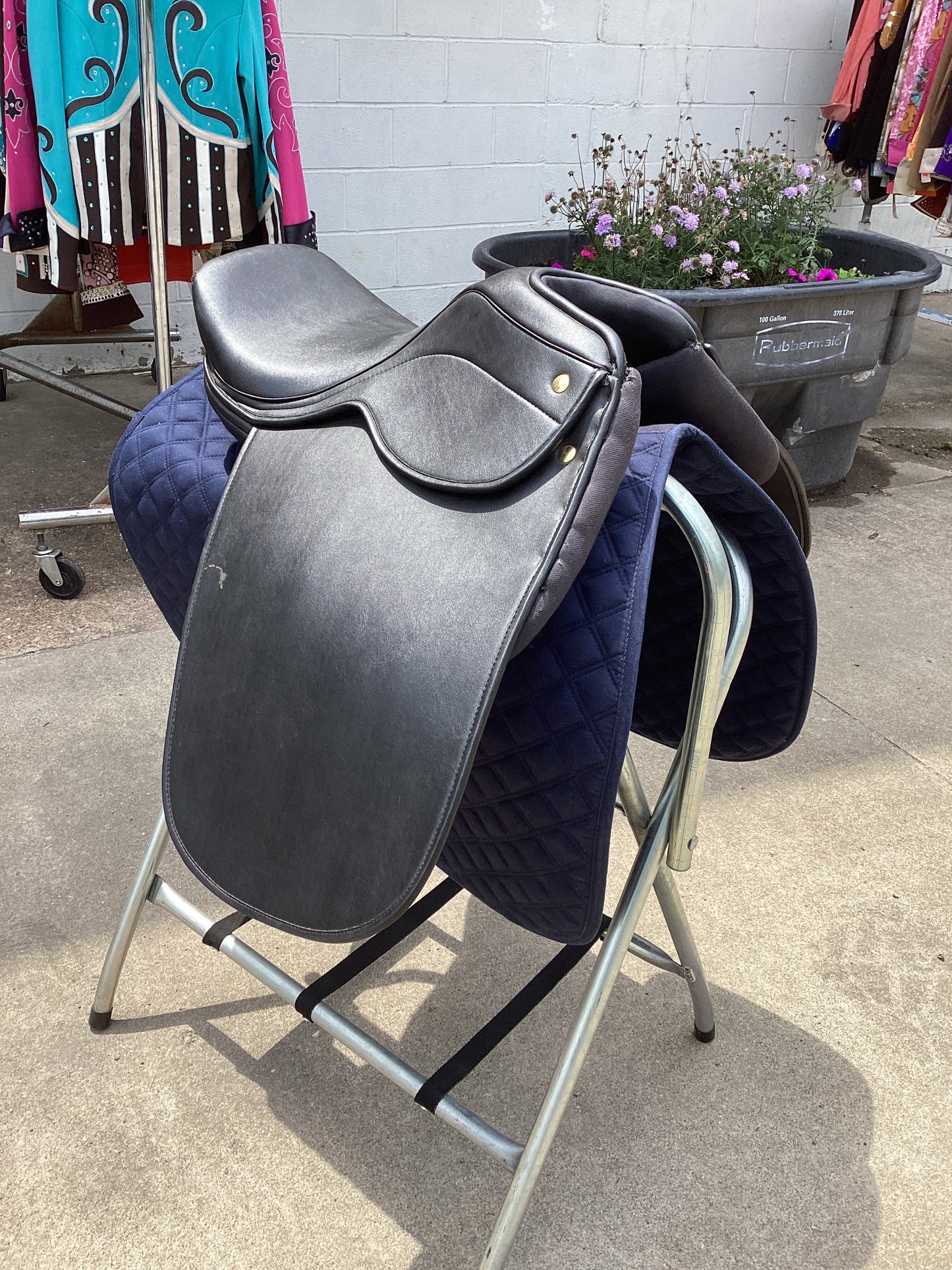 Mono flap saddle