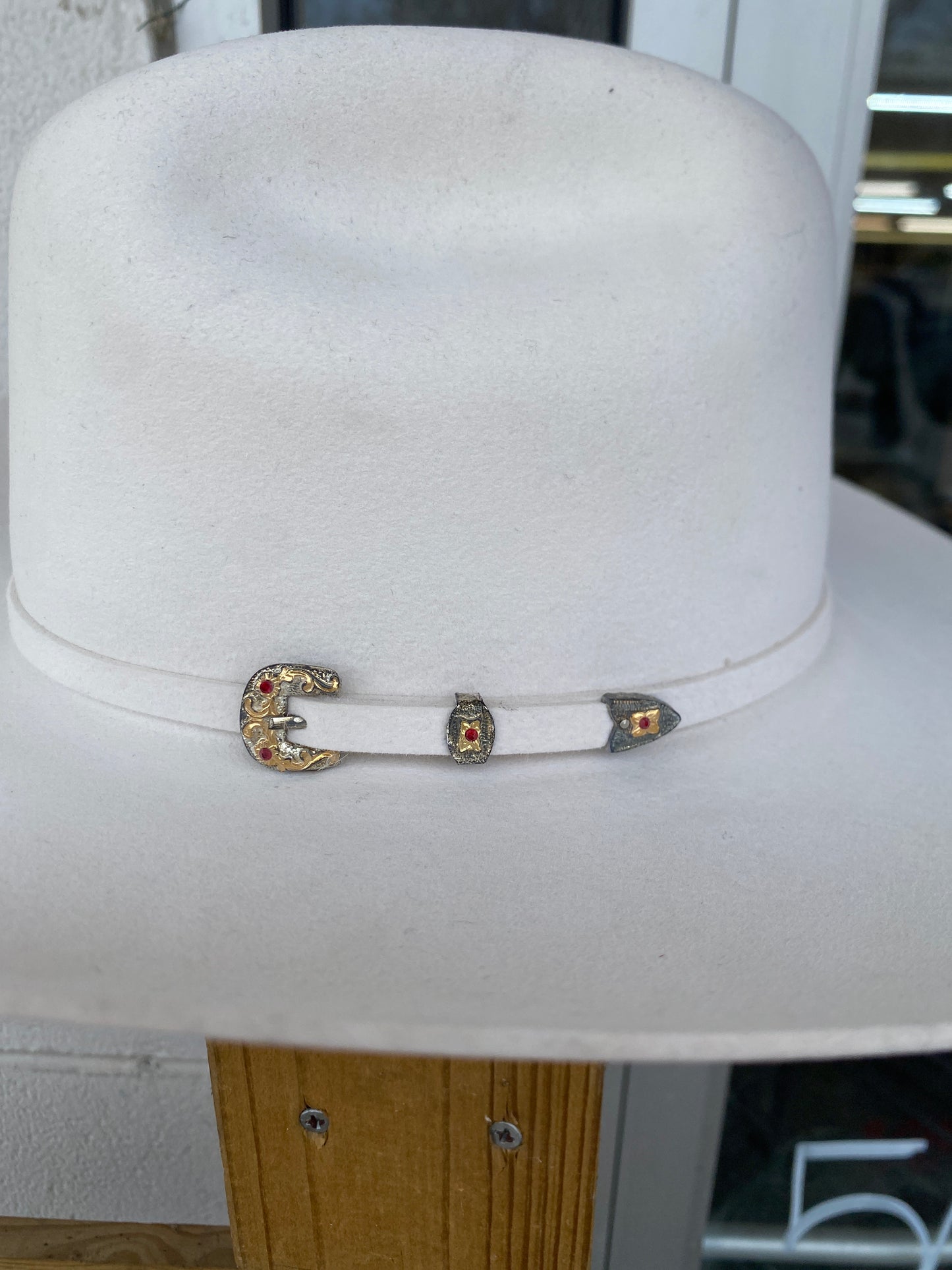 Serratelli Las Cruces White Felt