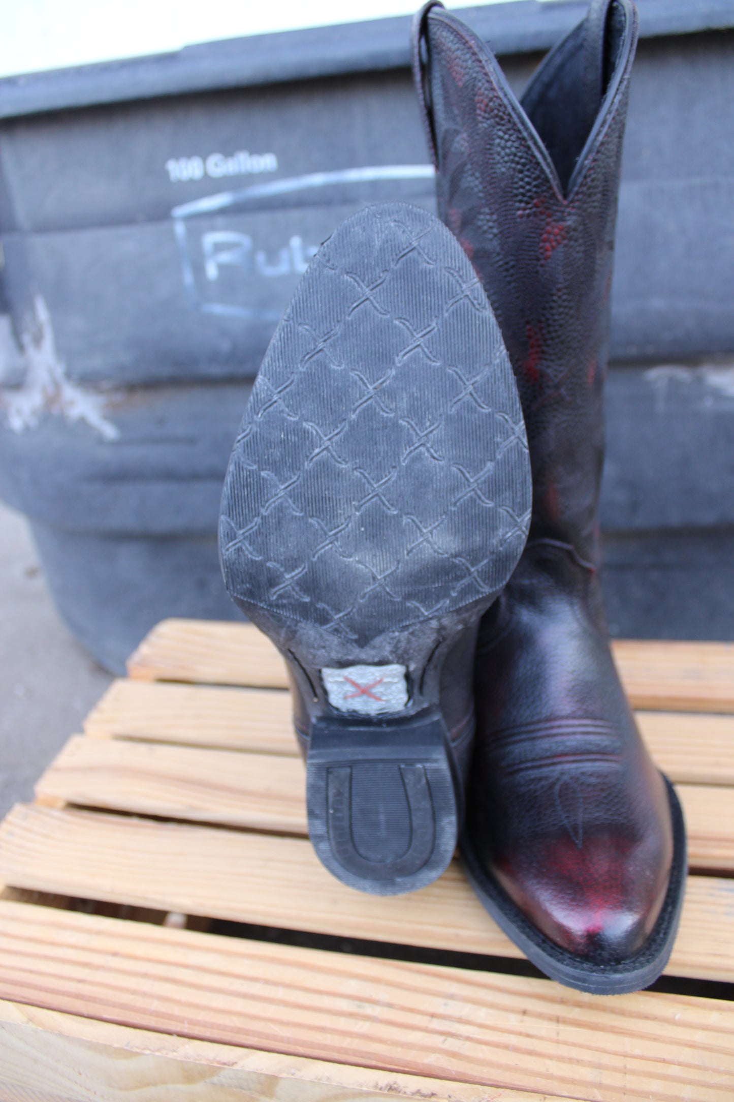 Twisted X-Black Cherry J Toe